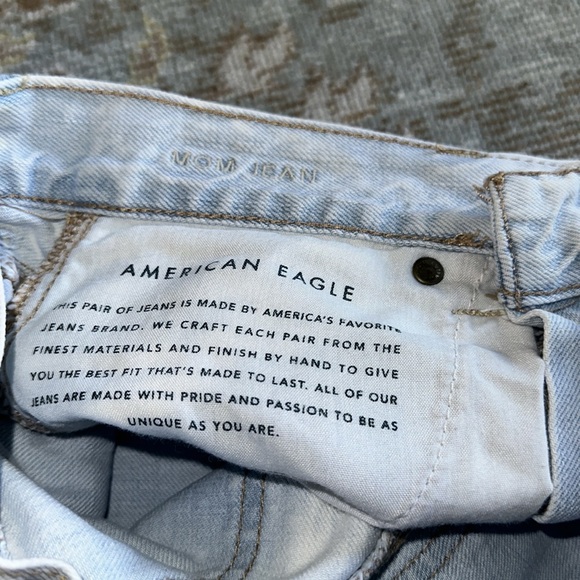 American Eagle mom Jean light blue ripped 😇size 2 - Picture 8 of 8